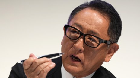 Акио Тойода: Пълната електрификация при колите ще доведе до загуба на работни места