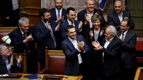 Алексис Ципрас оцеля след вот на доверие в парламента