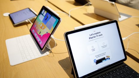 Apple планира нови MacBook Pro, iPhone 17e и нови модели iPad за началото на 2026 г.