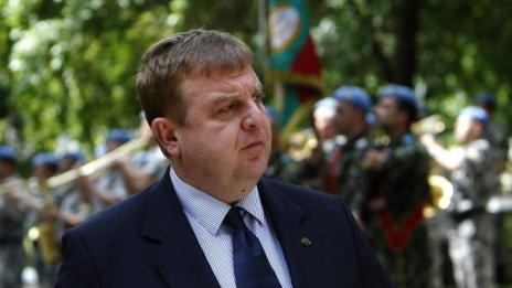 Каракачанов: Ще настоявам плащанията за изтребителите да бъдат разсрочени