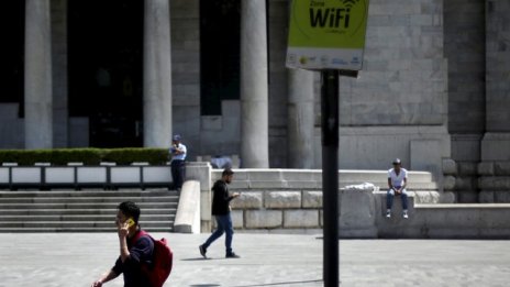 Франция може да блокира обществения Wi-Fi