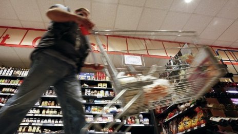 Потребителските цени във Великобритания растат с по-слаб темп от очаквания