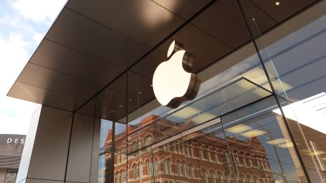 Приходите на Apple надхвърлиха очакванията, но акциите са под натиск заради слаби прогнози