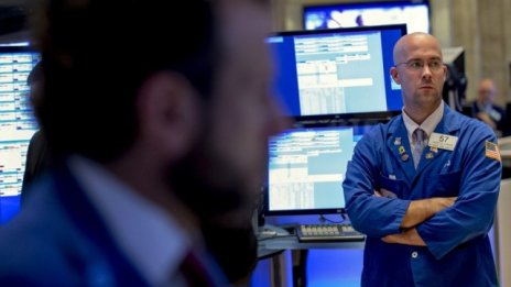 Слаби макроикономически данни натежават на индексите на Wall Street*