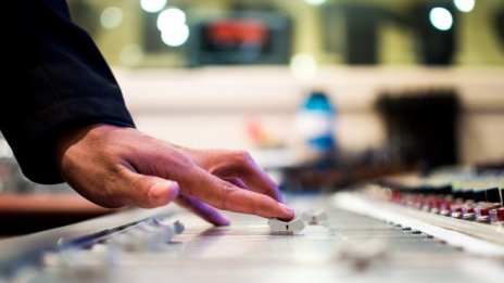 Warner Music придобива уебсайт, насочен към младежите