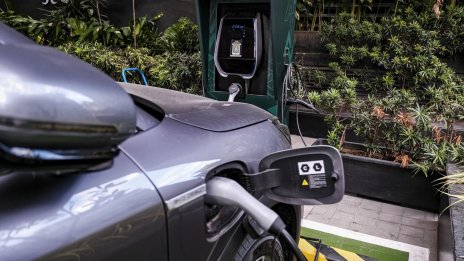 Световните продажби на електромобили губят инерция през февруари