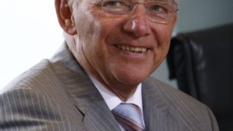 Германия смекчава съпротивата си за разширяването на спасителния фонд