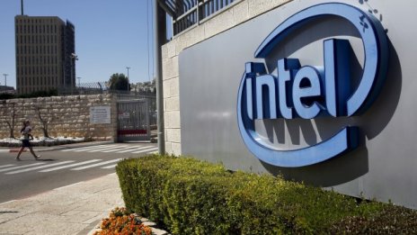 Печалбата на Intel се сви наполовина
