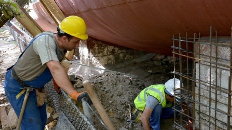 Делът на работещите без трудов договор остава висок