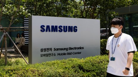 Най-големият производител на чипове с памет в света дава допълнителен отпуск на служителите си