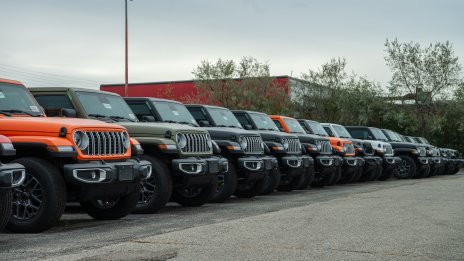 По-високите приходи карат Stellantis да понижи прогнозите разходите около митата на САЩ