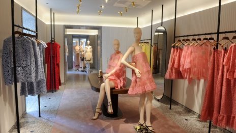 Катарското кралско семейство купува модна къща Valentino  