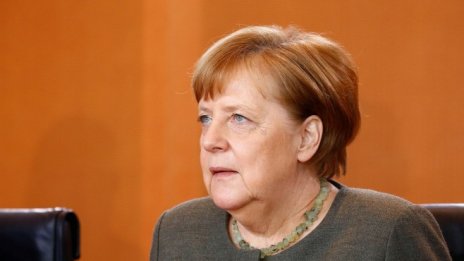 Юнкер вярва, че Меркел може да поеме ключва роля в ЕС