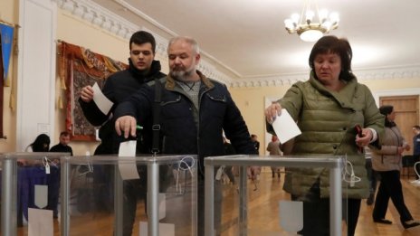 Украйна се готви за вероятна победа на Зеленски в президентската надпревара