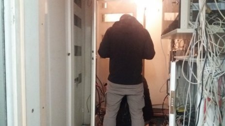 Разкриха мащабна кражба на електроенергия в модерна софийска сграда