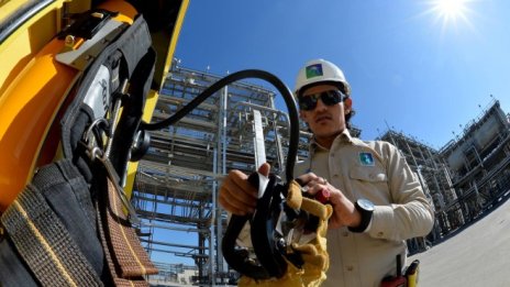 Saudi Aramco ще изкупи дела на Shell в петролна рафинерия