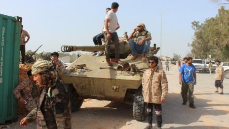 Над 30 хил. души са прокудени от домовете си заради сраженията около Триполи