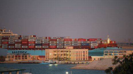 Приходите на Египет от транзита през Суецкия канал спадат почти наполовина