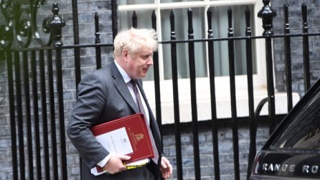 Борис Джонсън отново ремонтира кабинета след „Кървавия Свети Валентин“