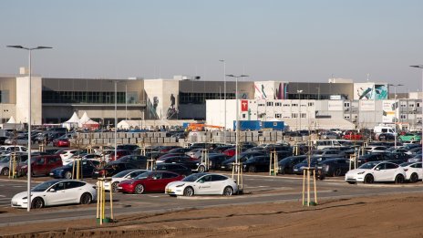 Германската фабрика на Tesla вече произвежда по 5000 електромобила седмично