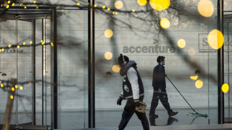 Пентагонът спря договори за 5,1 млрд. долара с компании като Accenture и Deloitte