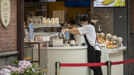 Активността в китайския сектор на услугите се сви за трети пореден месец