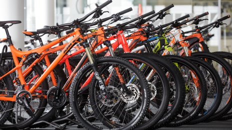 Кои страни плащат на хората да се придвижват с велосипед до работа?