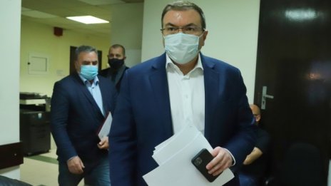 Влизането в България ще е по три критерия, разрешават публика на стадионите