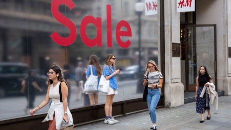 Зимните якета и пуловерите се трупат в магазините, докато топлото време заплашва празничния сезон