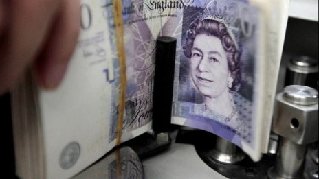 Британската лира достигна едноседмично дъно спрямо долара
