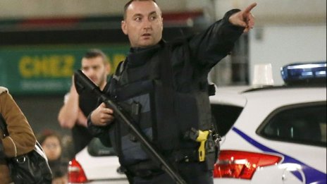 Поне двама са загинали при операцията в Сен Дени