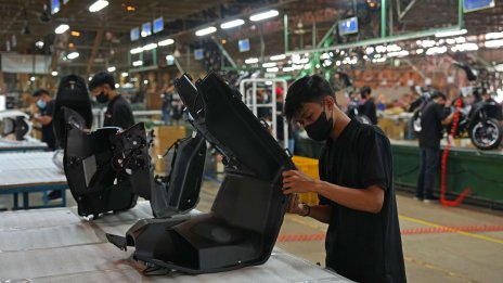 Охлаждащото се търсене свива фабричната активност в Европа и Азия