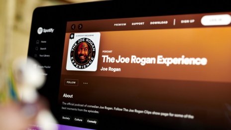 Spotify: Осъждаме Джо Роугън, но няма да го заглушим