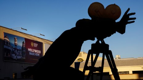 Приходите на Warner Bros се свиват с 6% през последното тримесечие