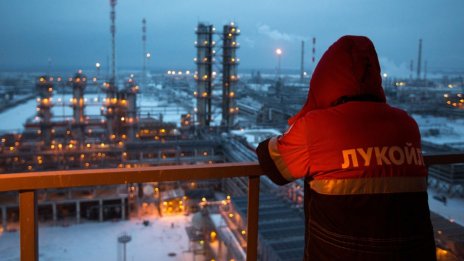 Санкциите на САЩ изправят на нокти купувачи на руски петрол, но какво означават за България?