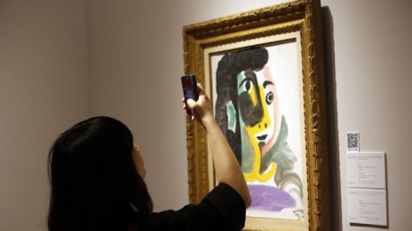 Творби на Пикасо и Уорхол бяха продадени на търг