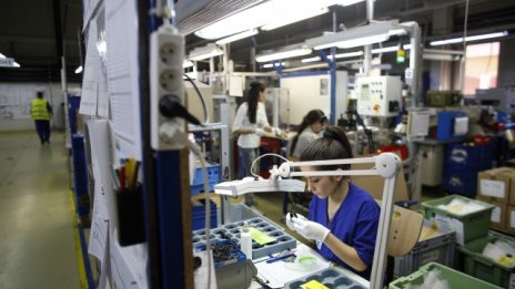 Година и половина нови работни места в частния сектор