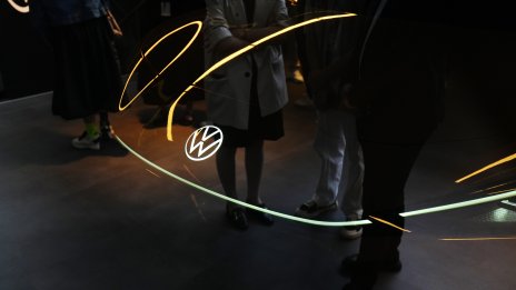 Volkswagen започва масово производство на своя първи елекромобил, разработен с Xpeng
