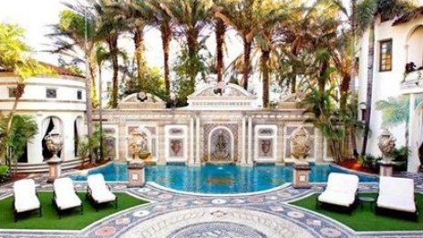 Искат рекордните $125 млн. за имението, в което бе убит Версаче