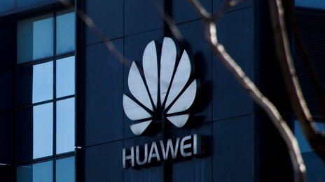 Арест на директор и притеснения за сигурността спъват Huawei