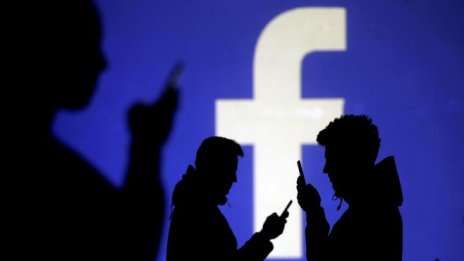 Новият скандал около Facebook срина акциите ѝ