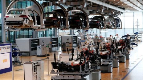 Развръзката около новия завод на VW в Източна Европа се заплита