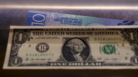 Доларът под натиск след по-слабите данни от САЩ