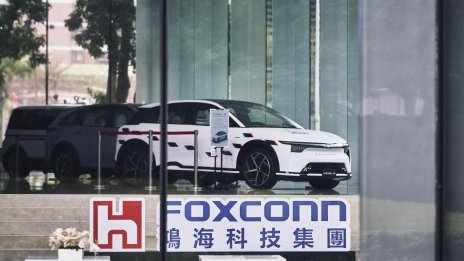 Водещият подизпълнител на Apple за iPhone ще сглобява електромобили за Mitsubishi