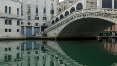 Шведска "летяща" лодка спасява Венеция от вълните