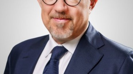 Рекламите на сградите на УниКредит Булбанк остават тъмни през нощта