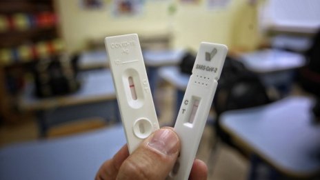 Сербезова прекрати процедурата по закупуване на бързи тестове за учениците