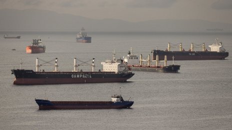 Украйна обсъжда схема за застраховка на зърновозите в Черно море