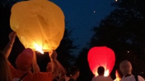 240 "протестни" фенера полетяха в небето
