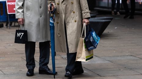 Продажбите на дребно във Великобритания неочаквано нарастват
